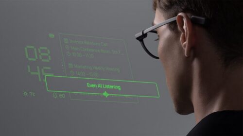 En man använder smarta glasögon som visar text och som, med stöd av AI, kan transkribera innehåll.